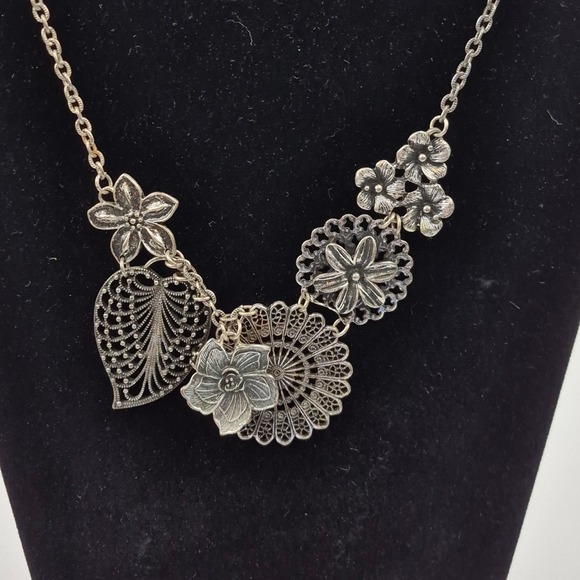Premier Designs Antiqued Silver Tone Botanical Flowers Leaf Bib Necklace 17"-21" - Picture 1 of 9